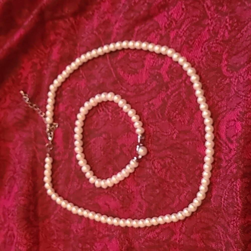 Faux pearl necklace and bracelet set
